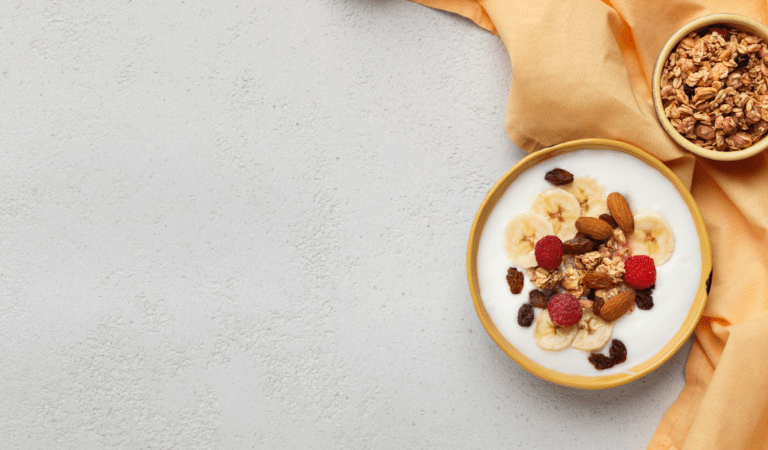 yoghurt ontbijt met fruit oranje theedoek neutrale achtergrond